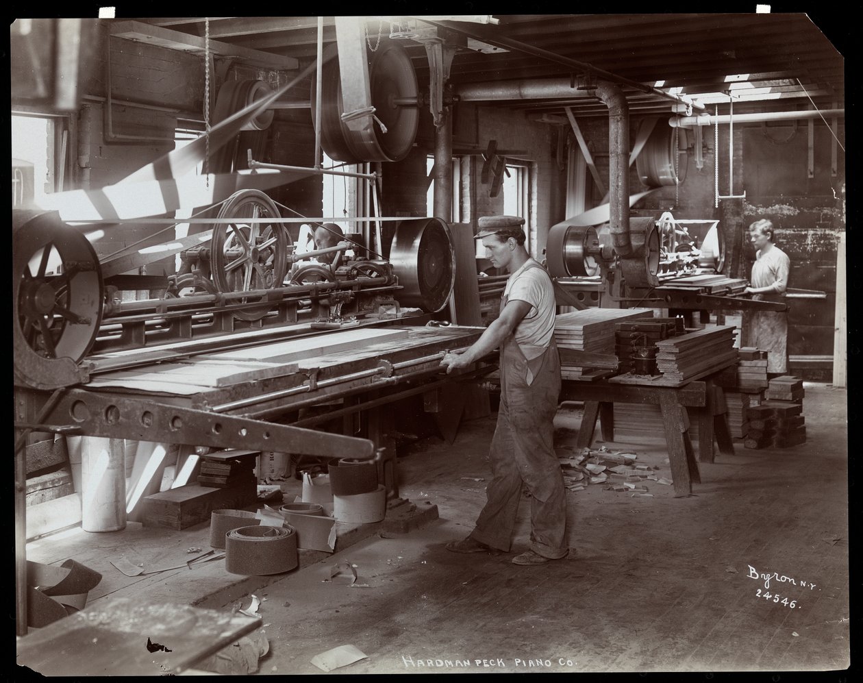 Män som arbetar i Hardman, Peck und Co. pianofabrik, New York, 1907 (silvergelatintryck) av Byron Company