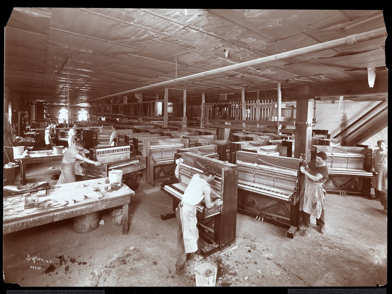 Män som arbetar i Harrington Piano Co.-fabriken, 1907 (silvergelatintryck) av Byron Company