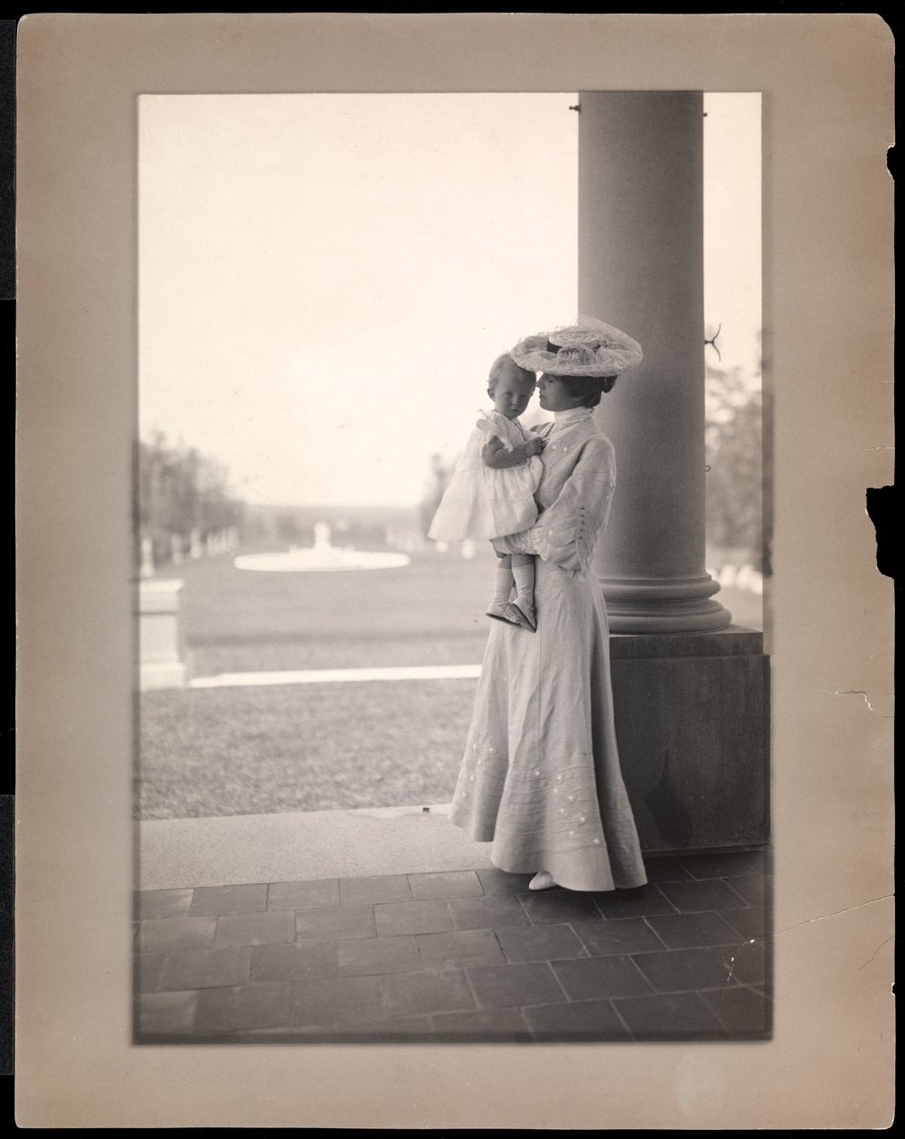 Mrs. Clarence Mackay och barn i portiken i Harbor Hill, Long Island 1898-1910 (platinatryck) av Byron Company