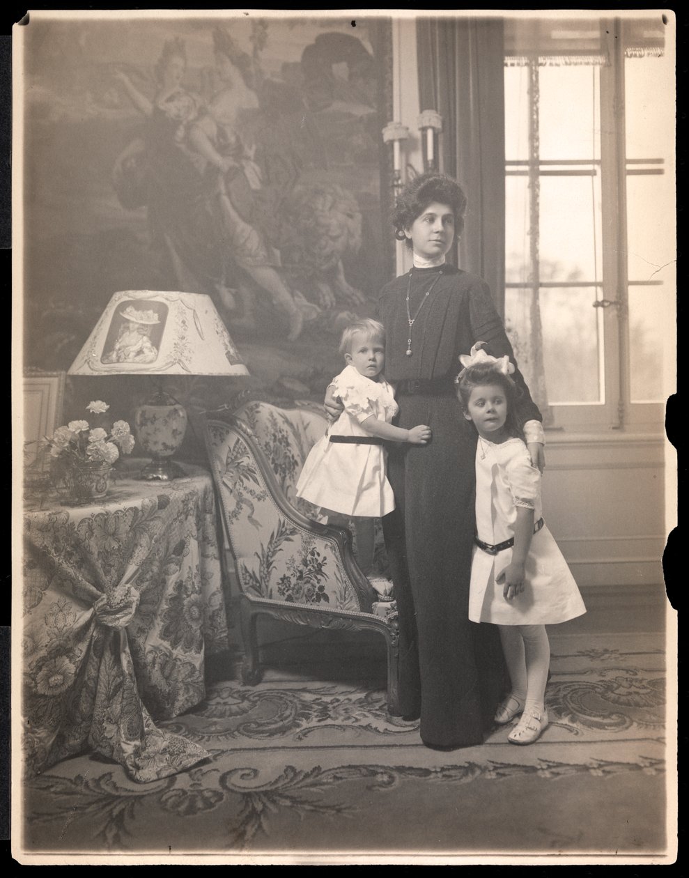Mrs. Clarence Mackay med sina barn på Harbor Hill, Long Island, ca 1905 (platinatryck) av Byron Company