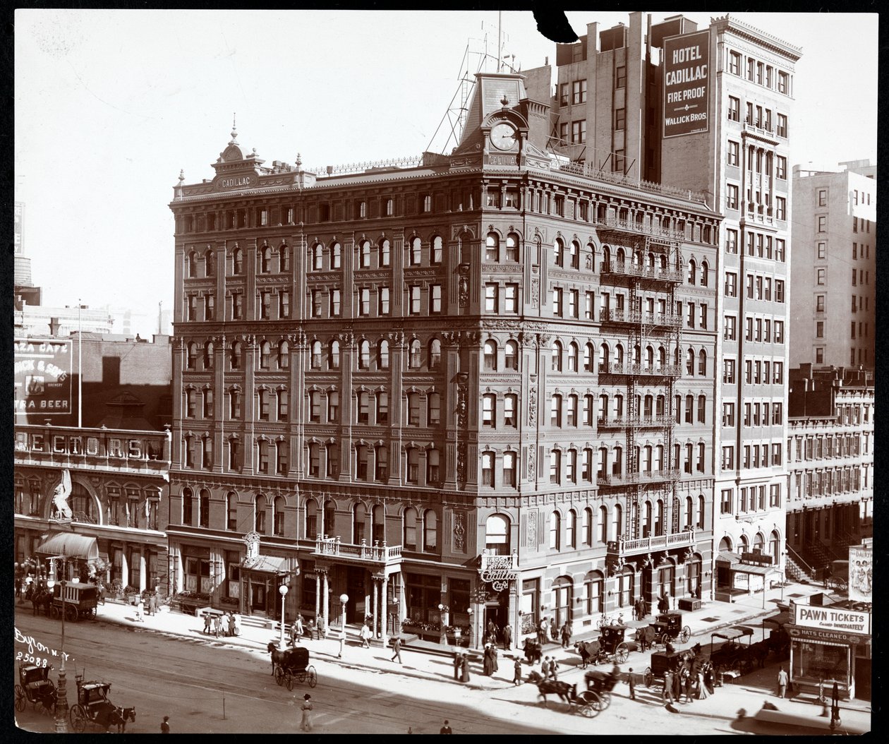 Nordöstra hörnet av Hotel Cadillac på Broadway och 43rd Street, New York, 1907 (silvergelatintryck) av Byron Company