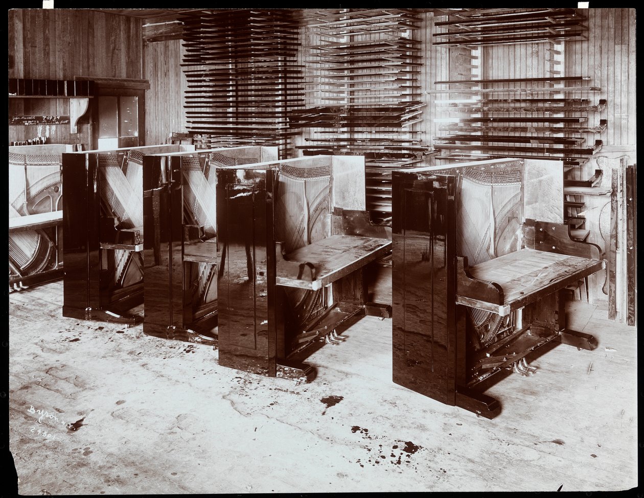 Pianon under konstruktion på Hardman, Peck und Co.-fabriken, New York, 1907 (silvergelatintryck) av Byron Company
