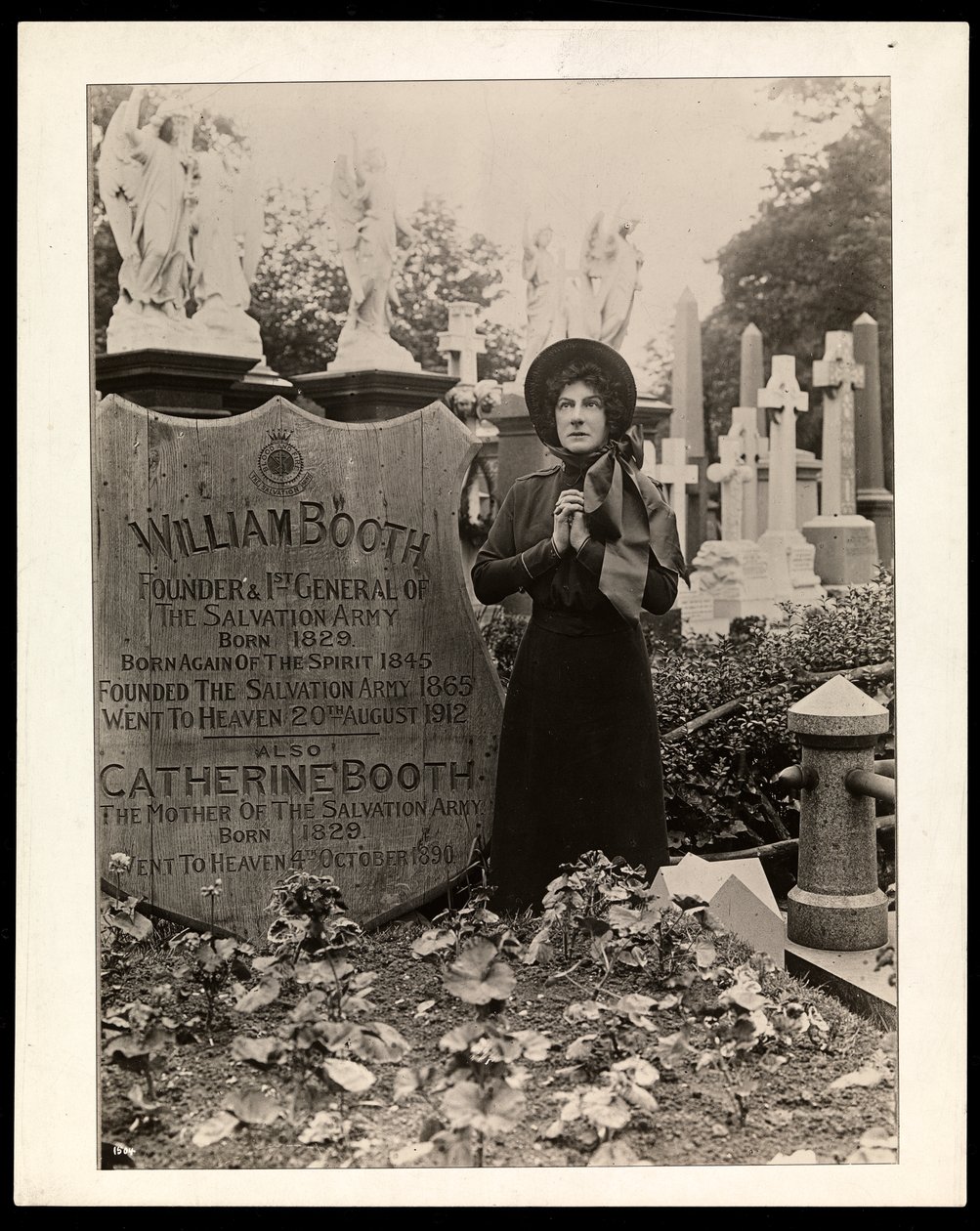 Porträtt av Eva Booth vid sin fars, general William Booths grav, ca 1915 (silvergelatintryck) av Byron Company
