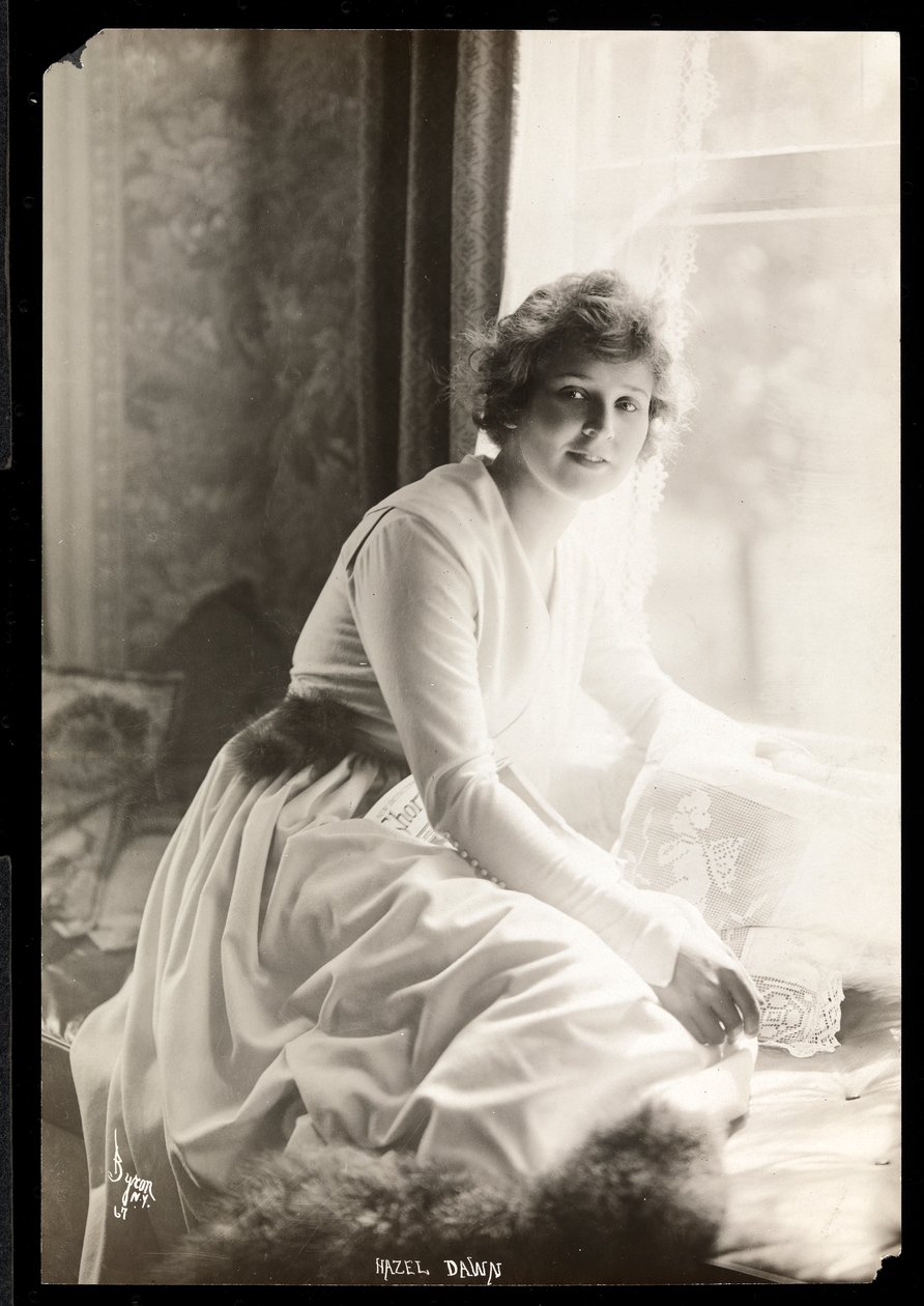 Porträtt av Hazel Dawn. c.1915 (silvergelatintryck) av Byron Company