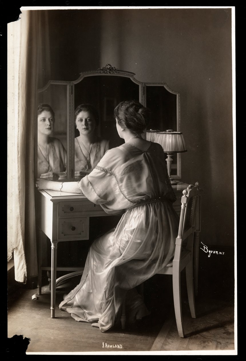 Porträtt av Jobyna Howland sittande vid sitt toalettbord, 1908-9 (silvergelatintryck) av Byron Company