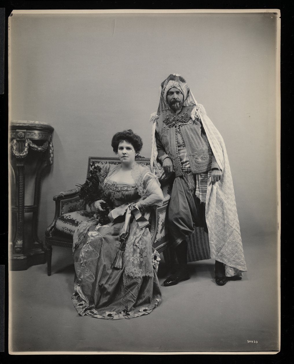 Porträtt av en oidentifierad man och kvinna på James Hazen Hyde Ball, New York, 31 januari 1905 (silvergelatintryck) av Byron Company