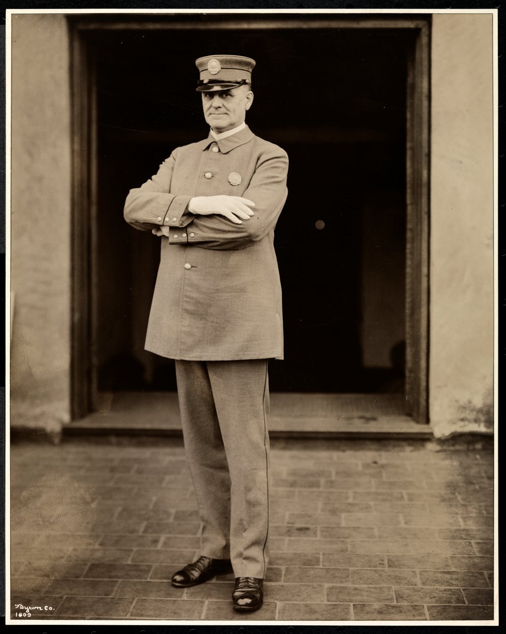 Porträtt av den högsta polisen på Hotel Commodore, 1922 (silvergelatintryck) av Byron Company