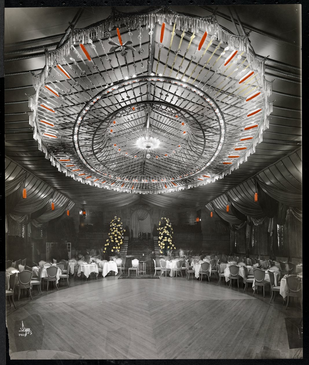 Receptionsrum på Ritz-Carlton Hotel, 1915 eller 1916 (handfärgat silvergelatintryck) av Byron Company