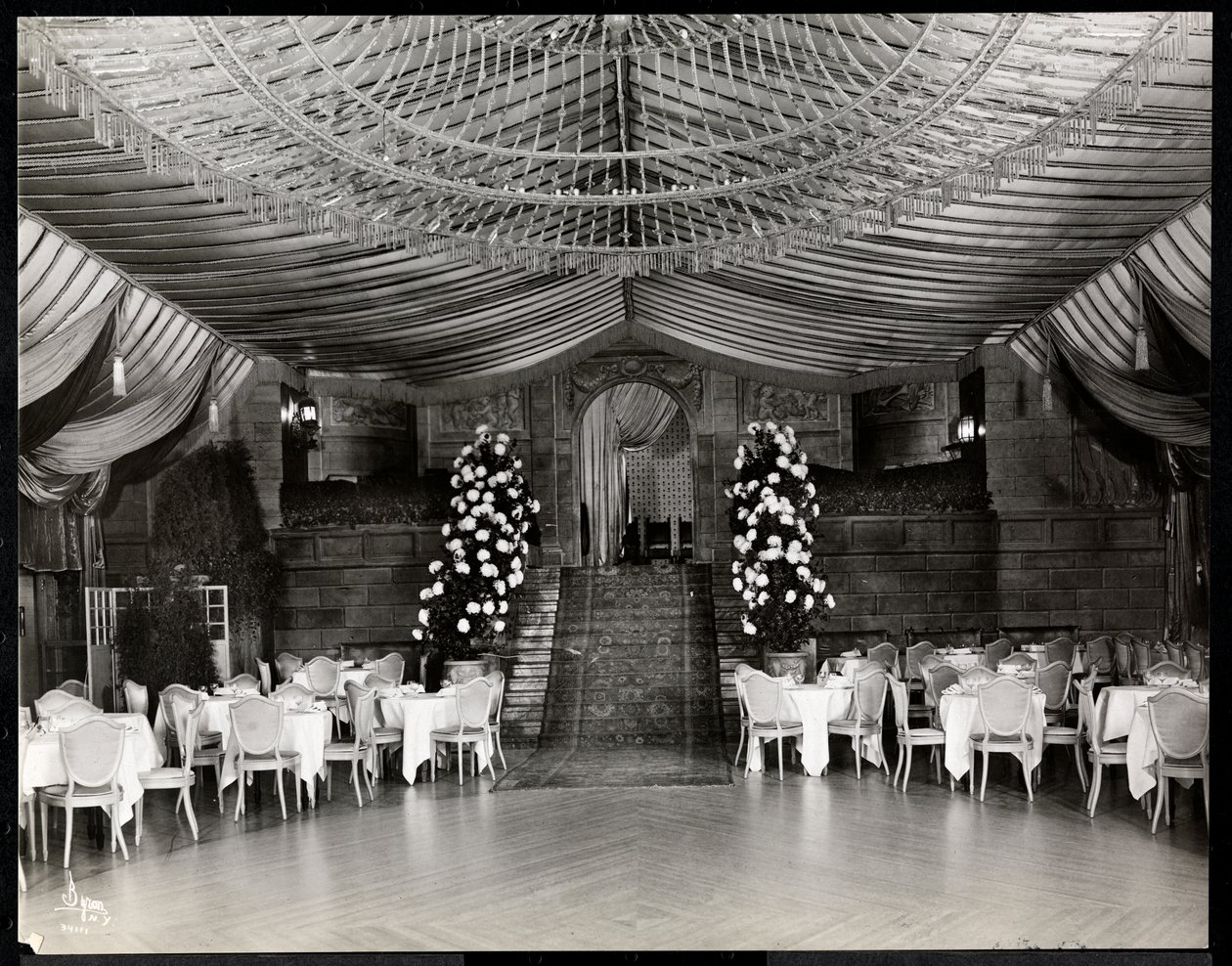 Receptionsrum på Ritz-Carlton Hotel, 1915 eller 1916 (silvergelatintryck) av Byron Company