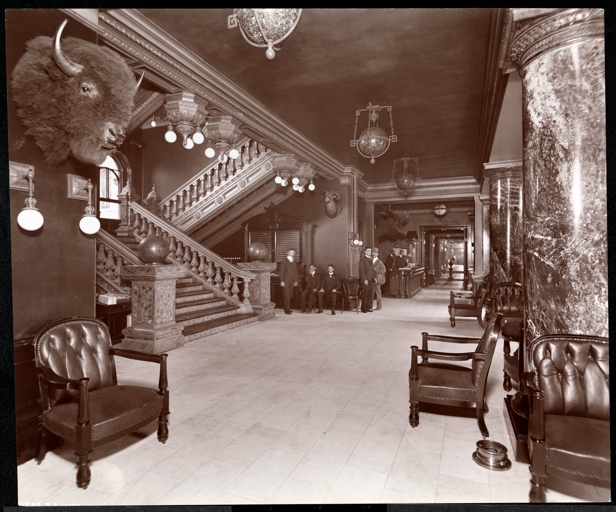 Trappan och lobbyn på Park Avenue Hotel, 1901 eller 1902 (silvergelatinprint) av Byron Company
