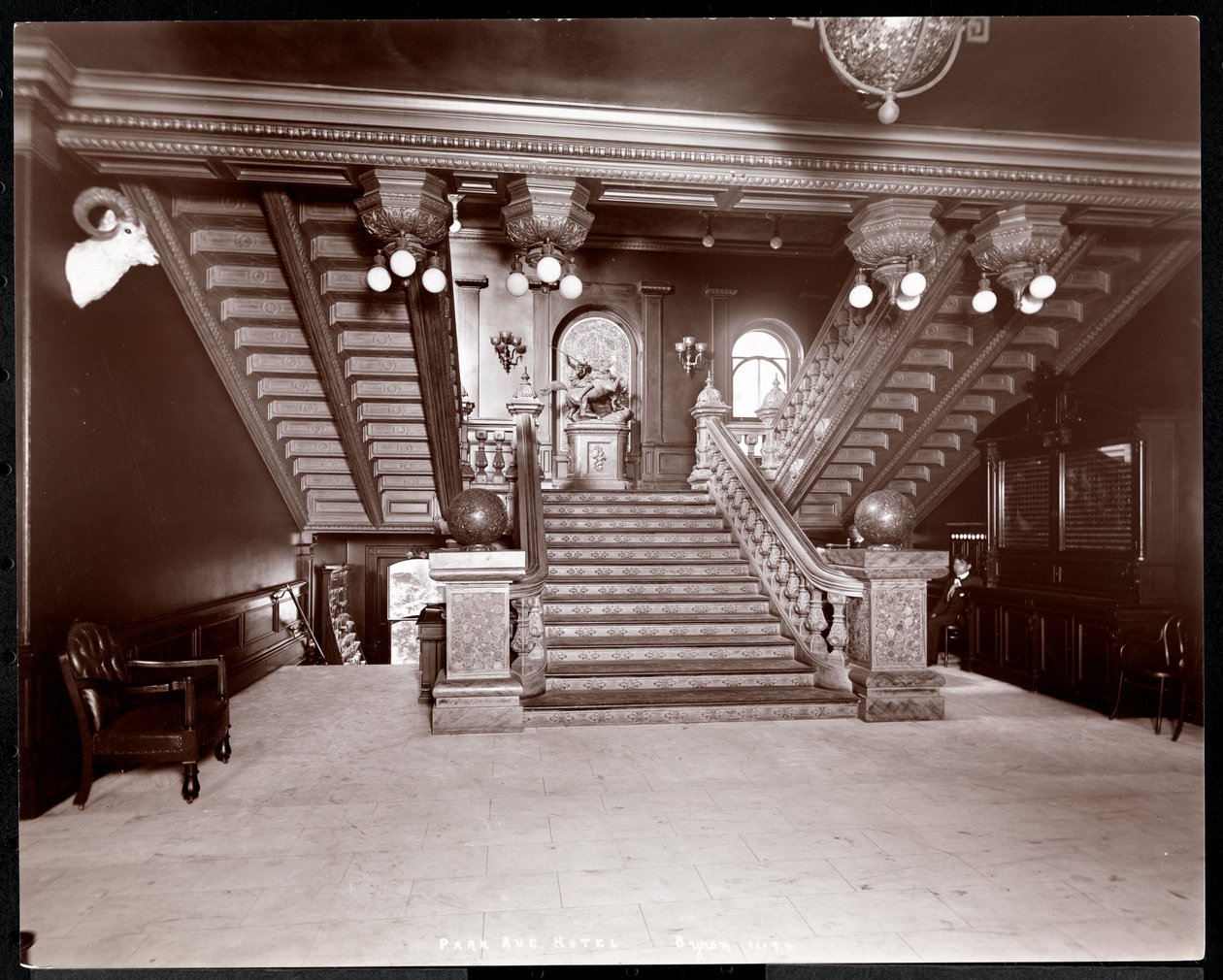 Trappa på Park Avenue Hotel, 1901 eller 1902 (silvergelatintryck) av Byron Company