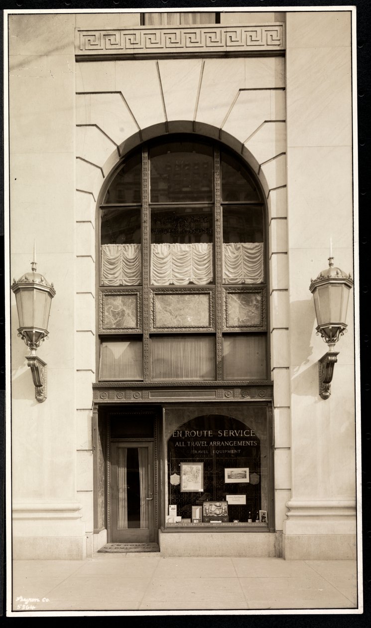 Skyltfönster för En Route Service, Inc., på Savoy Plaza Hotel, 59th Street och 5th Avenue, New York, 1928 (silvergelatintryck) av Byron Company
