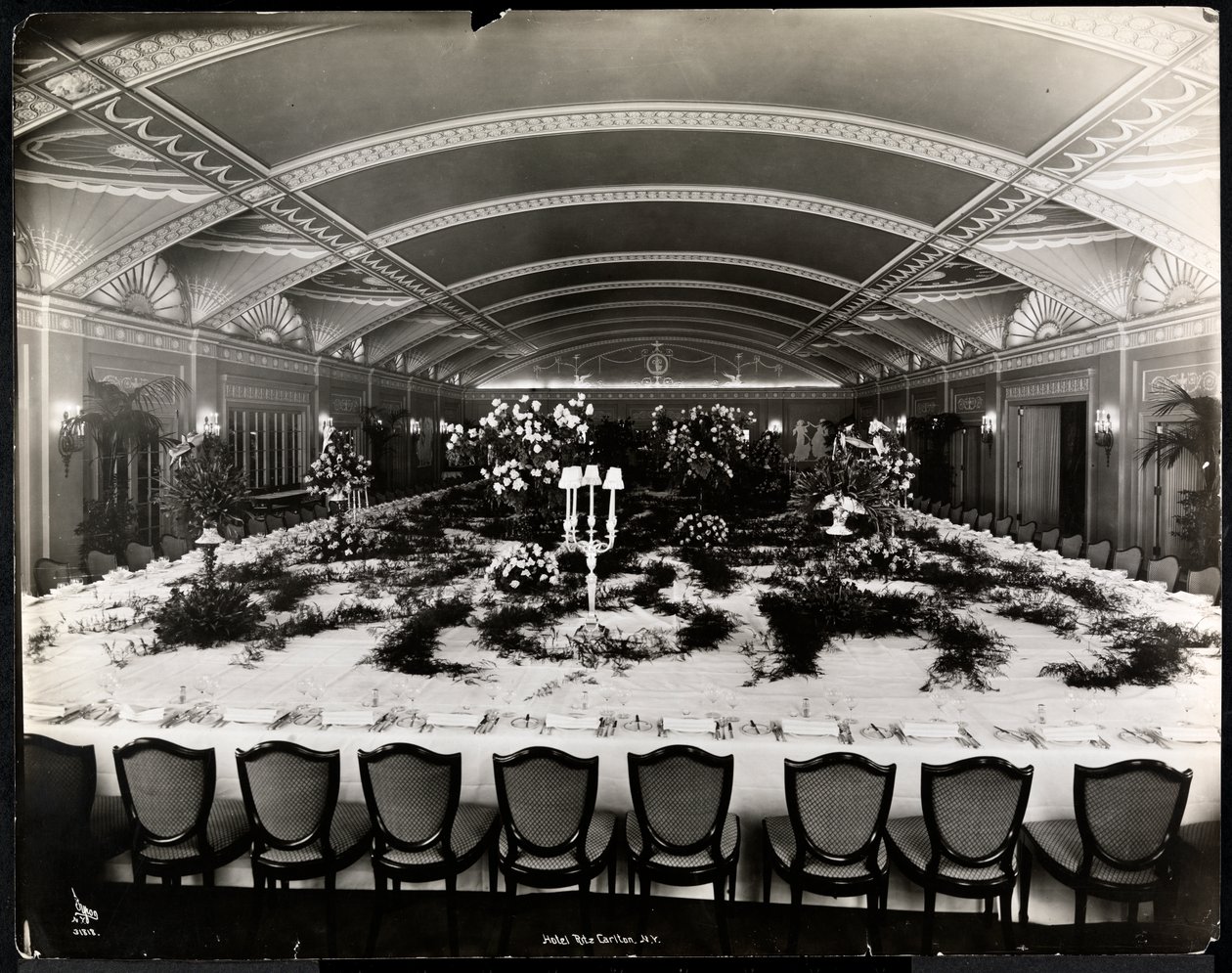 Bordet är dukat för en bankett på Ritz-Carlton Hotel, 1913 (silvergelatintryck) av Byron Company