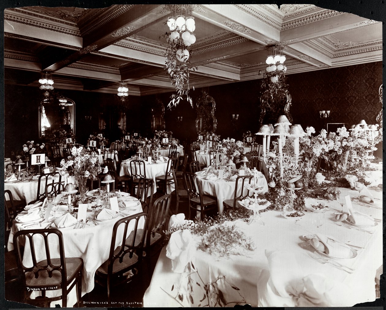 Bord dukat för Elklubbens bankett på Hotel Delmonico, 1902 (silvergelatintryck) av Byron Company