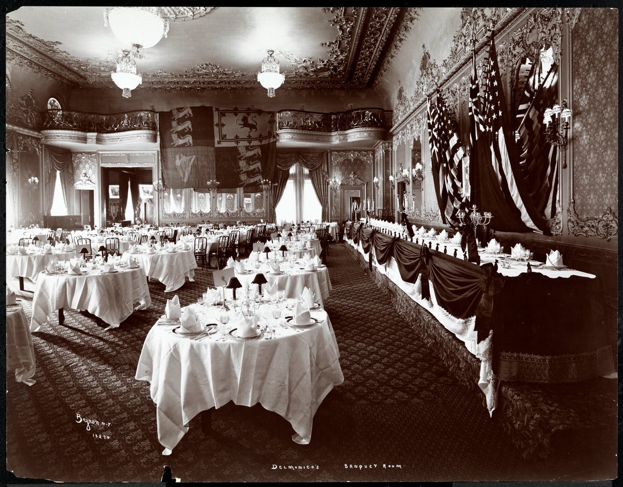 Bord dukade i bankettrummet på Hotel Delmonico, 1902 (silvergelatintryck) av Byron Company