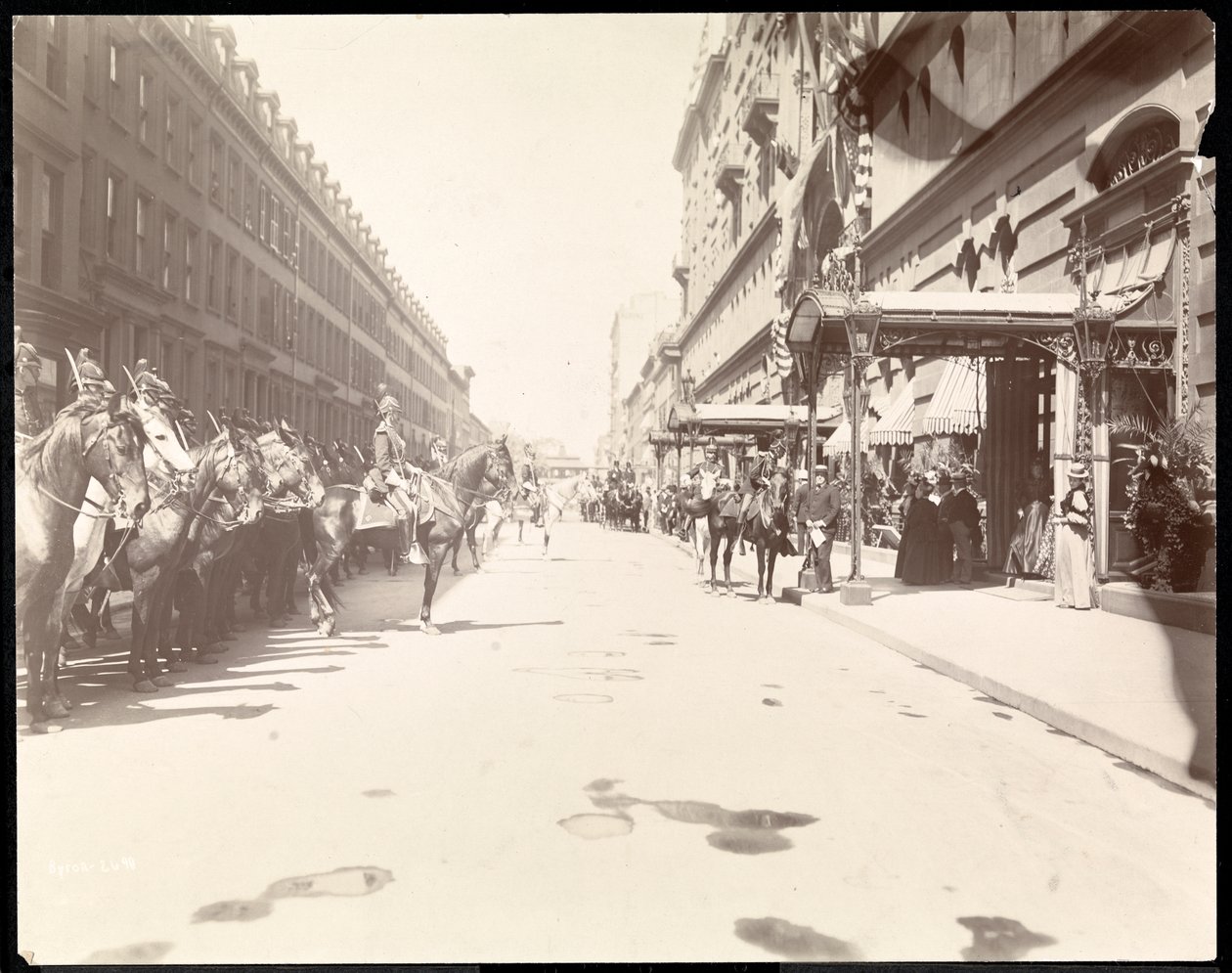Guvernörens personal väntar på Li Hung Changs ankomst till Waldorf Astoria Hotel, New York, 1896 (silvergelatintryck). av Byron Company