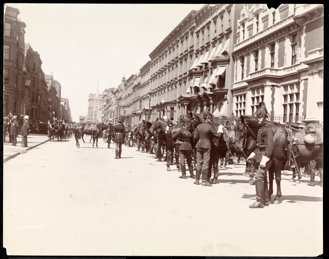 Guvernörens personal väntar på Li Hung Changs ankomst till Waldorf Astoria Hotel, 34th Street, New York, 1896 (silvergelatintryck) av Byron Company