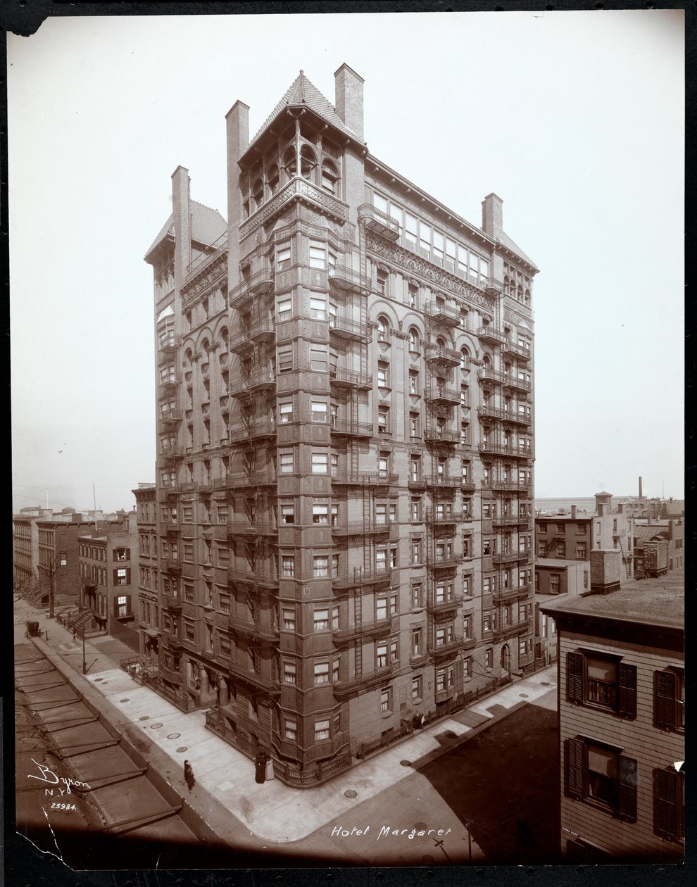 The Hotel Margaret, Brooklyn, 1907 (silvergelatintryck) av Byron Company