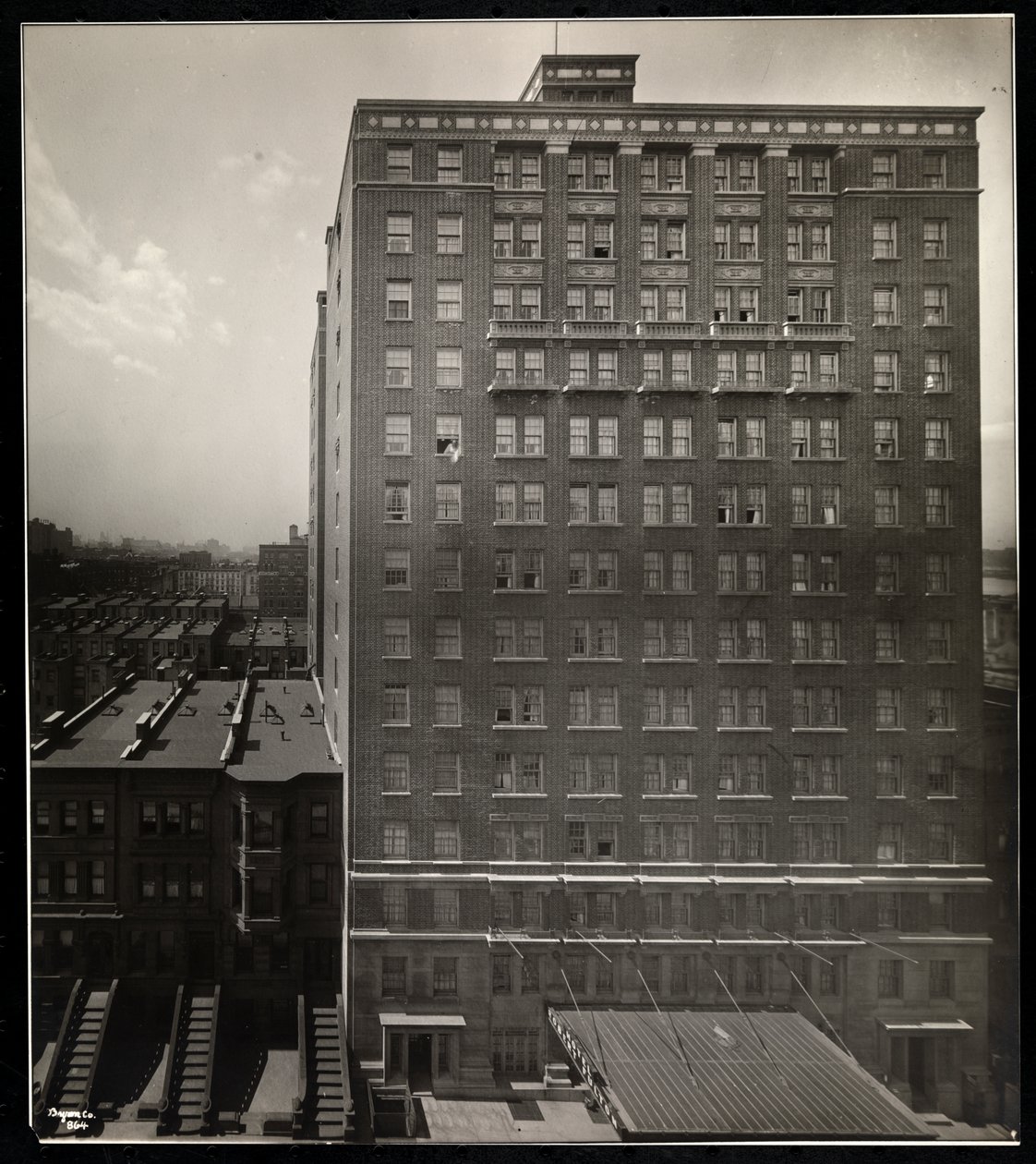 The Hotel Robert Fulton, 228 West 71st Street, New York, 1920 (silvergelatintryck) av Byron Company