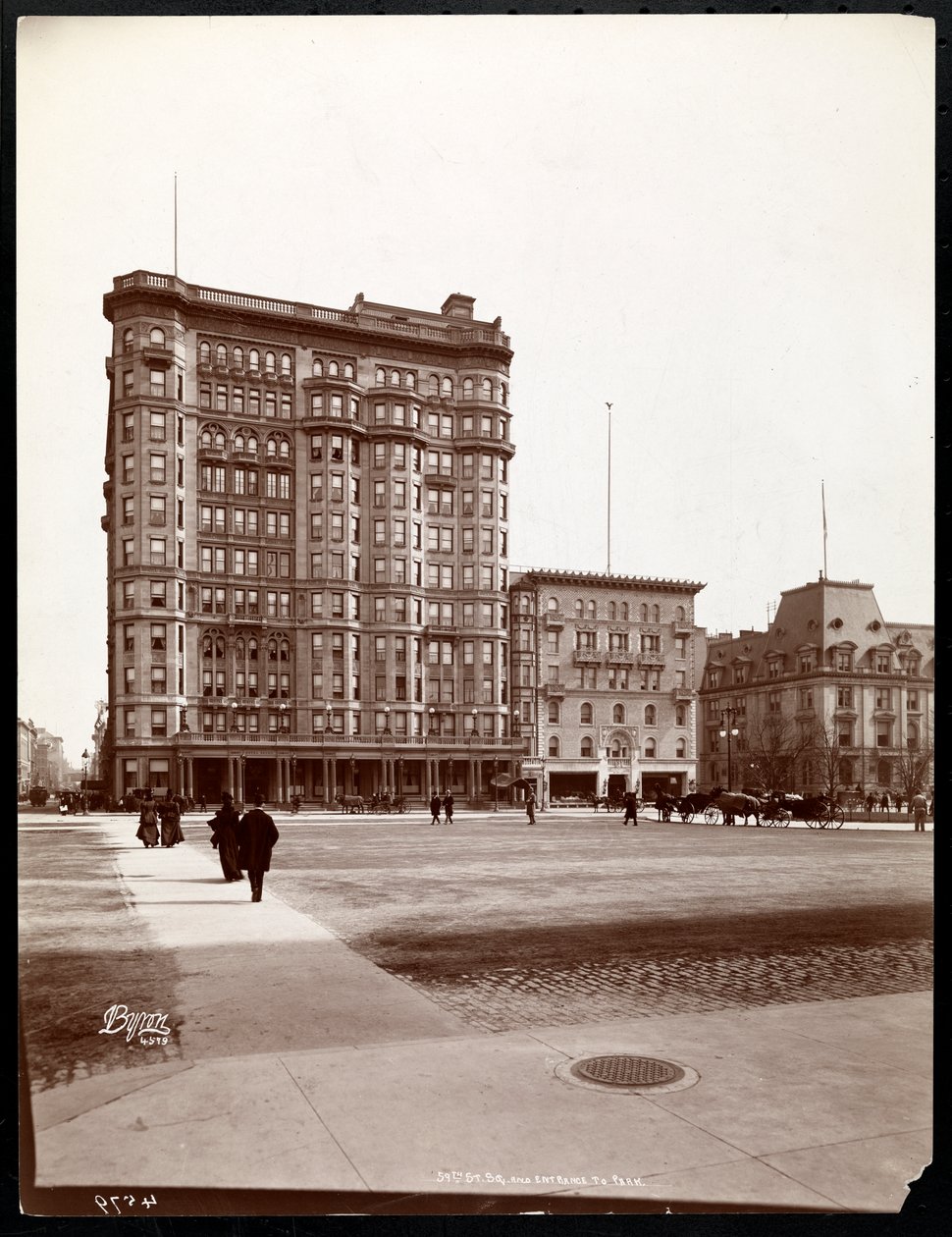 Hotel Savoy på 59th Street och 5th Avenue, utsikt från ingången till Central Park, New York, 1898 (silvergelatintryck) av Byron Company