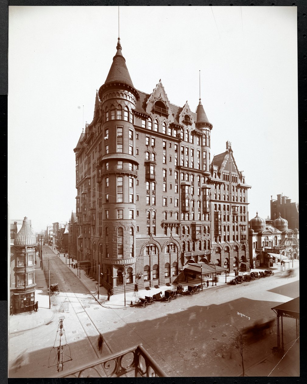 The Hotel Walton, Philadelphia, ca 1905 (silvergelatintryck) av Byron Company