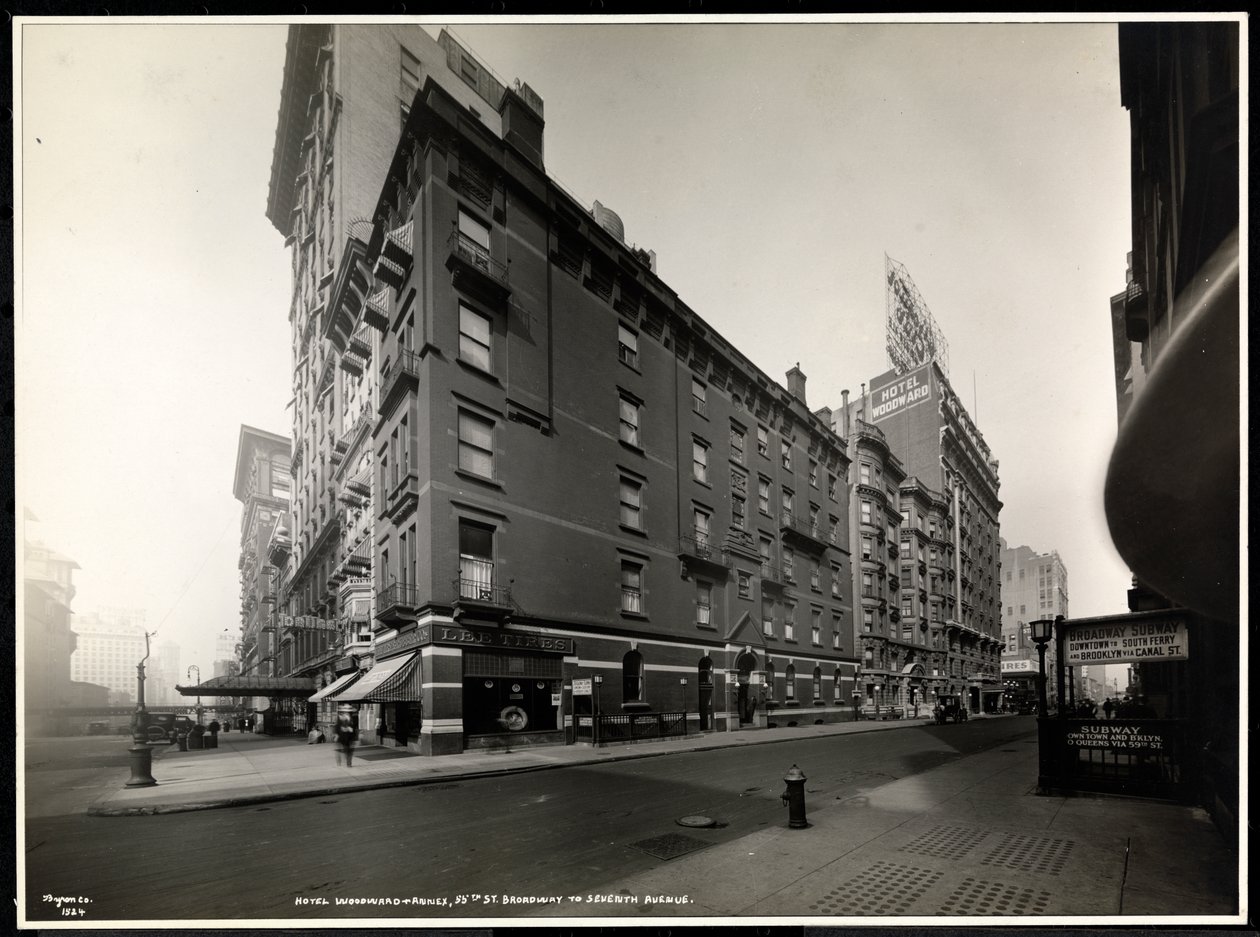 The Hotel Woodward, Broadway och 55th Street, New York, 1920 (silvergelatintryck) av Byron Company