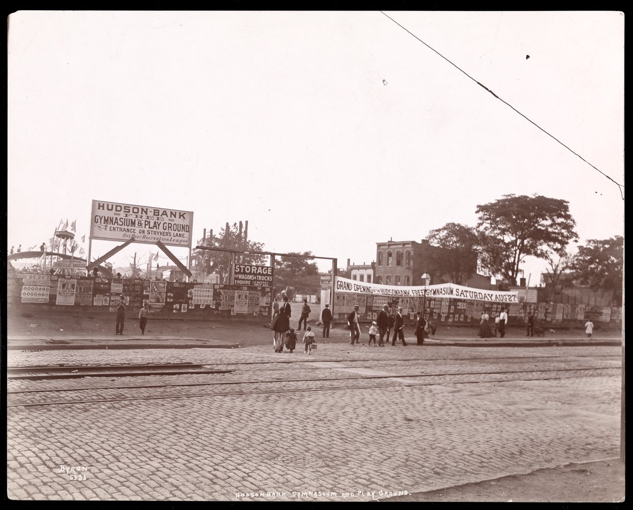 Hudson Bank Playground and Gymnasium, 53rd Street och 11th Avenue, New York, 1898 (silvergelatintryck) av Byron Company