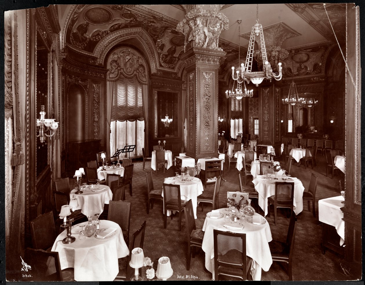 Damernas kafé på Hotel McAlpin, 1913 (silvergelatintryck) av Byron Company