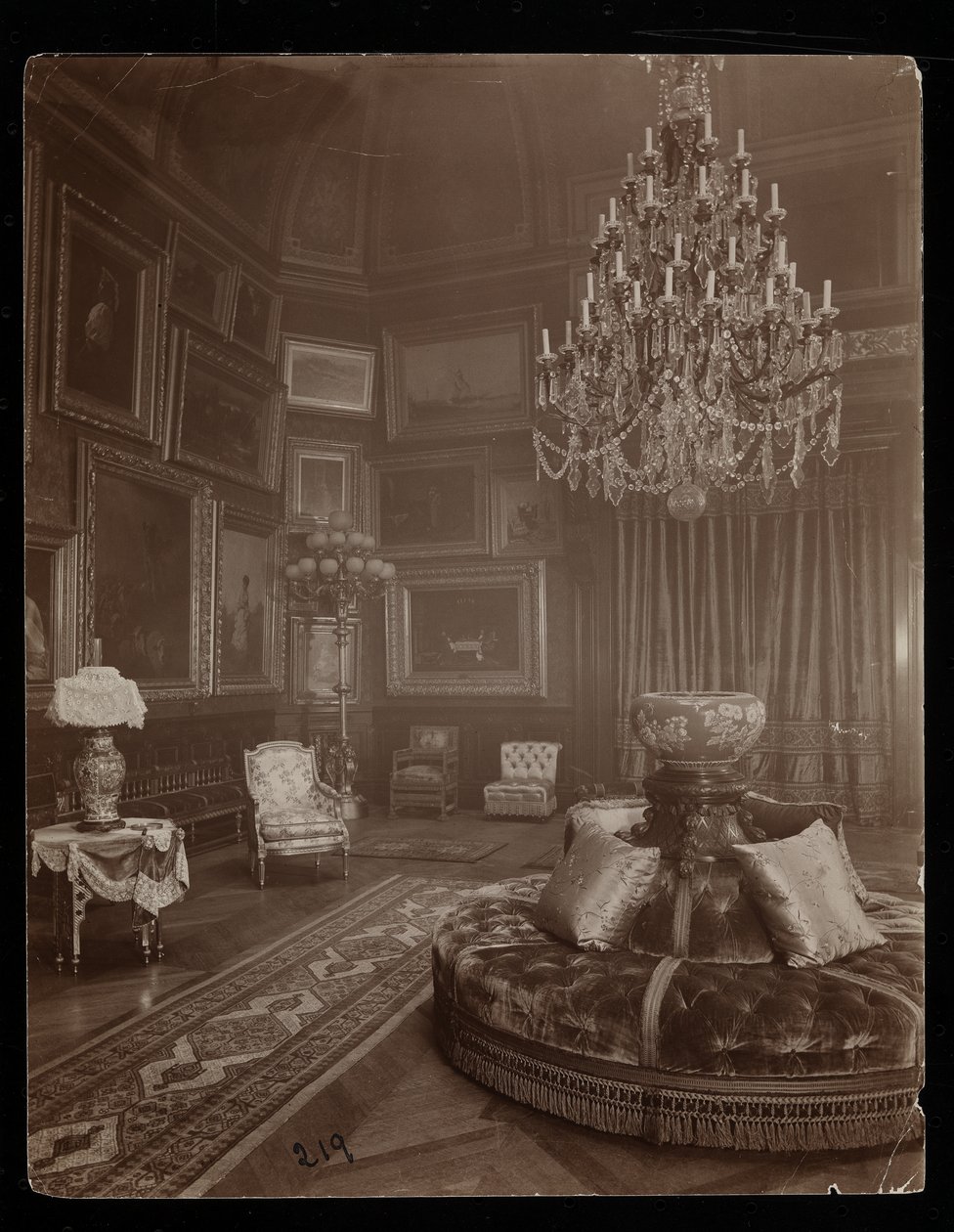 The Mrs. William Astors residens, 5th Avenue och 34th Street, New York, 1894 (silvergelatintryck) av Byron Company