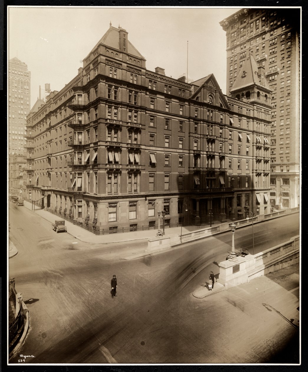 The Murray Hill Hotel, Park Avenue och 40th Street, New York, 1919 (silvergelatintryck) av Byron Company