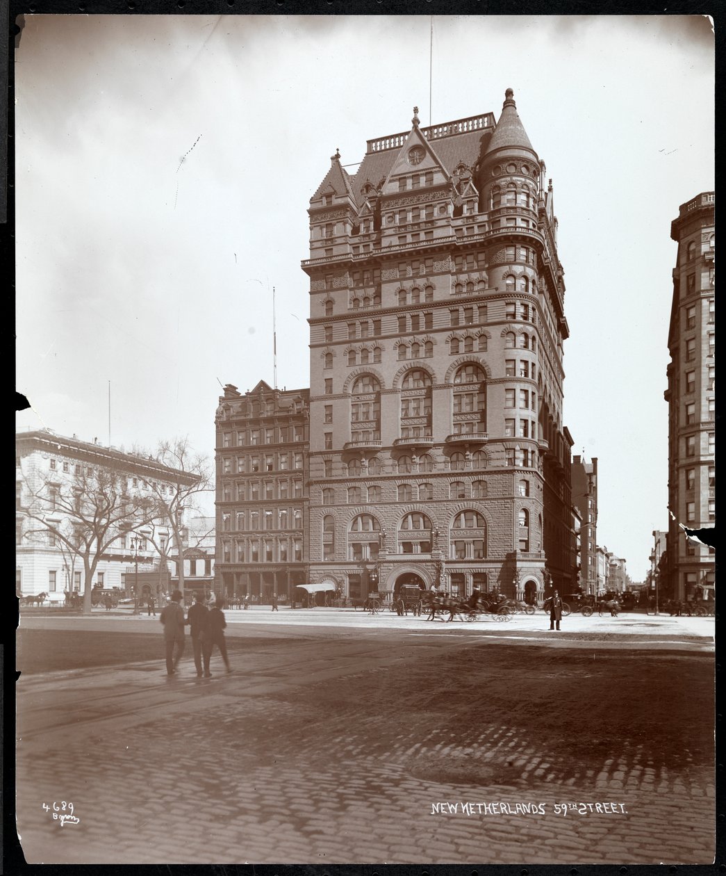 The New Netherland Hotel, 5th Avenue och 59th Street, New York, 1898 (silvergelatintryck) av Byron Company