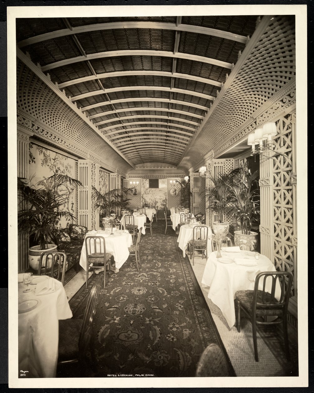 Restaurangen Palm Room på Hotel Lorraine, 1923 (silvergelatintryck) av Byron Company