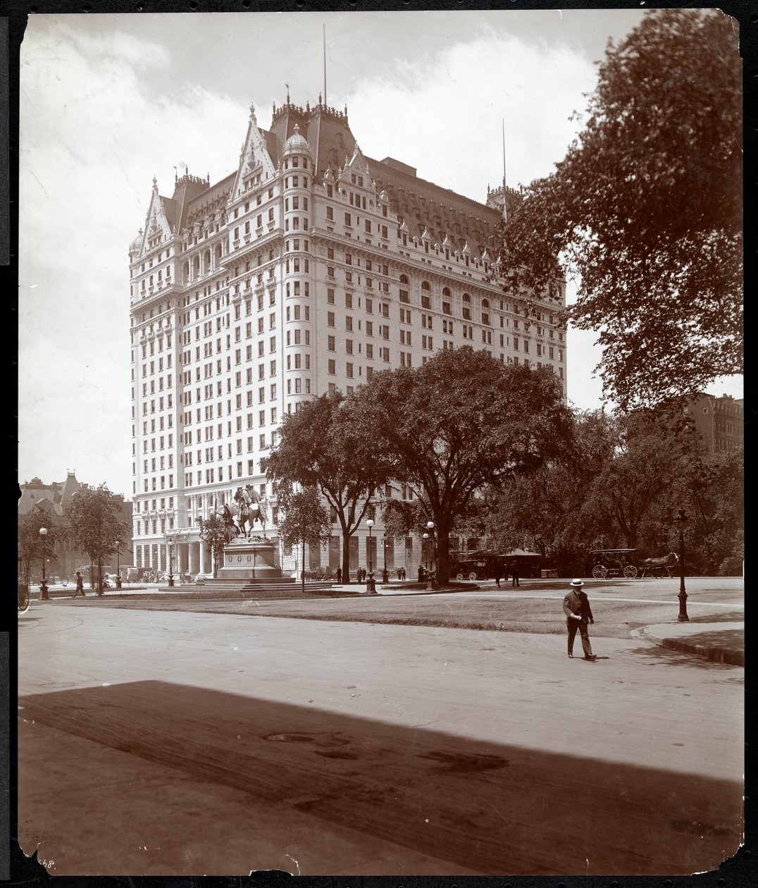 The Plaza Hotel, 5th Avenue och 59th Street, New York, 1907 (silvergelatintryck) av Byron Company