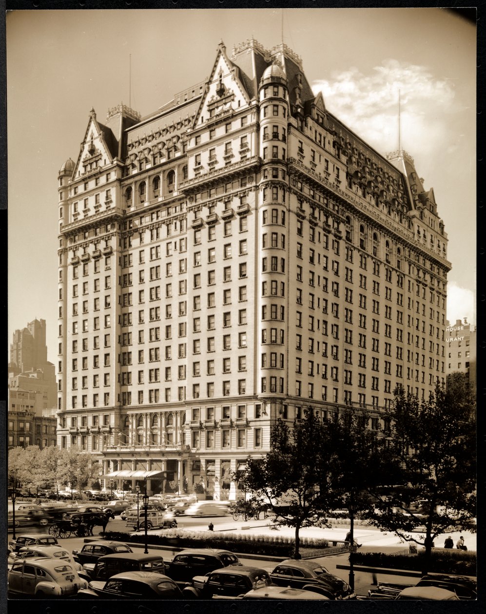 The Plaza Hotel, 5th Avenue och 59th Street, New York, ca 1937 (silvergelatintryck) av Byron Company
