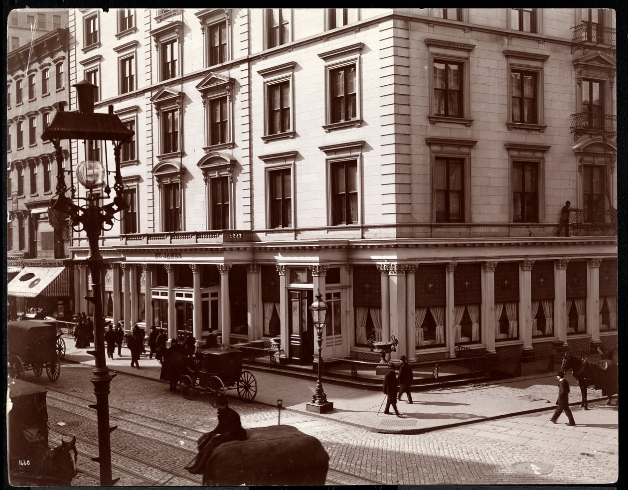 The St. James Hotel, nordöstra hörnet av Broadway och 26th eller 27th Street, New York, 1896 (silvergelatintryck) av Byron Company
