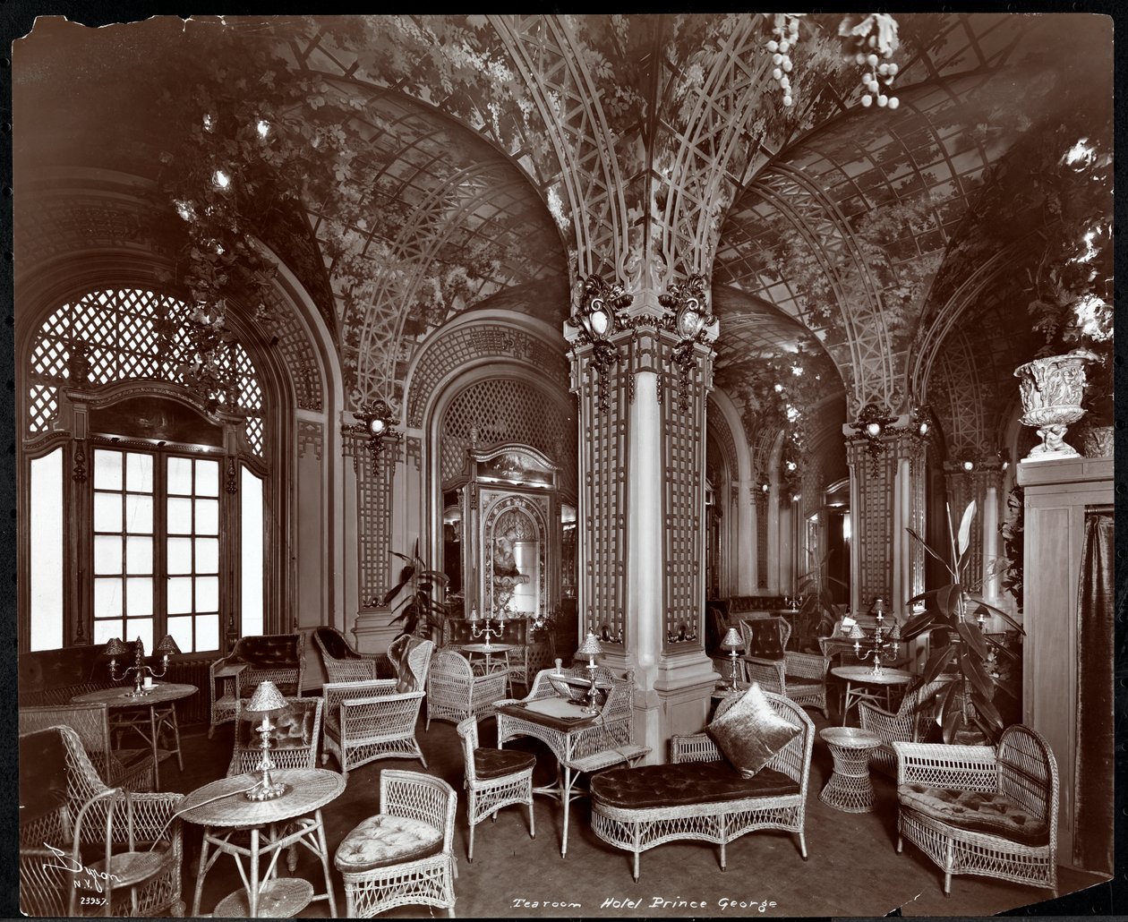 Terummet på Hotel Prince George, 1907 (silvergelatintryck) av Byron Company