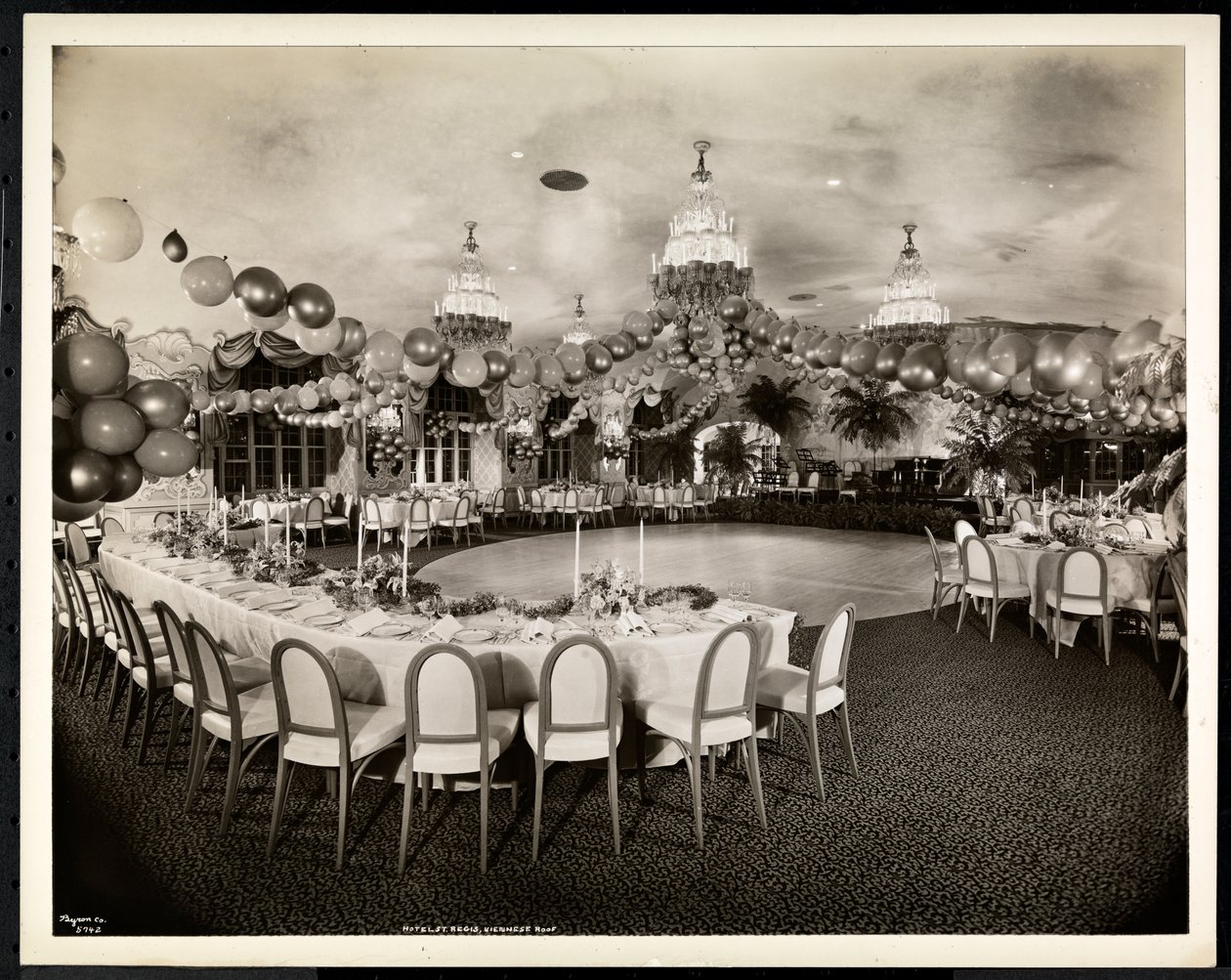 Wientaket på Hotel St. Regis, 1937 (silvergelatintryck) av Byron Company
