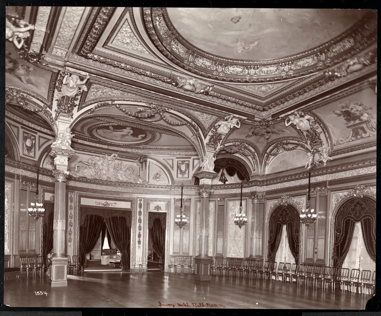 Balsalen på Hotel Savoy, ca 1895-96 (silvergelatintryck) av Byron Company