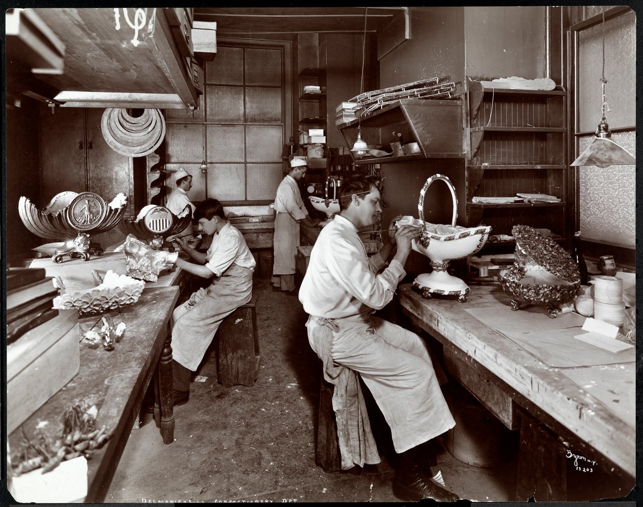 Konfektyravdelningen på Hotel Delmonico, 1902 (silvergelatintryck) av Byron Company