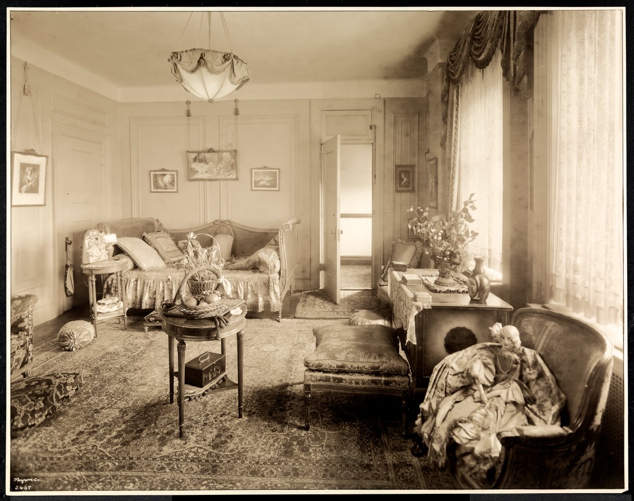 Salongen i svit 1047 på Hotel Majestic, 1925 (silvergelatintryck) av Byron Company