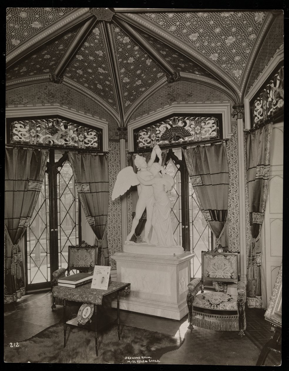 Salongen i Helen Goulds egendom (Jay Goulds hem) i Tarrytown, New York, 1893-94 (silvergelatintryck) av Byron Company