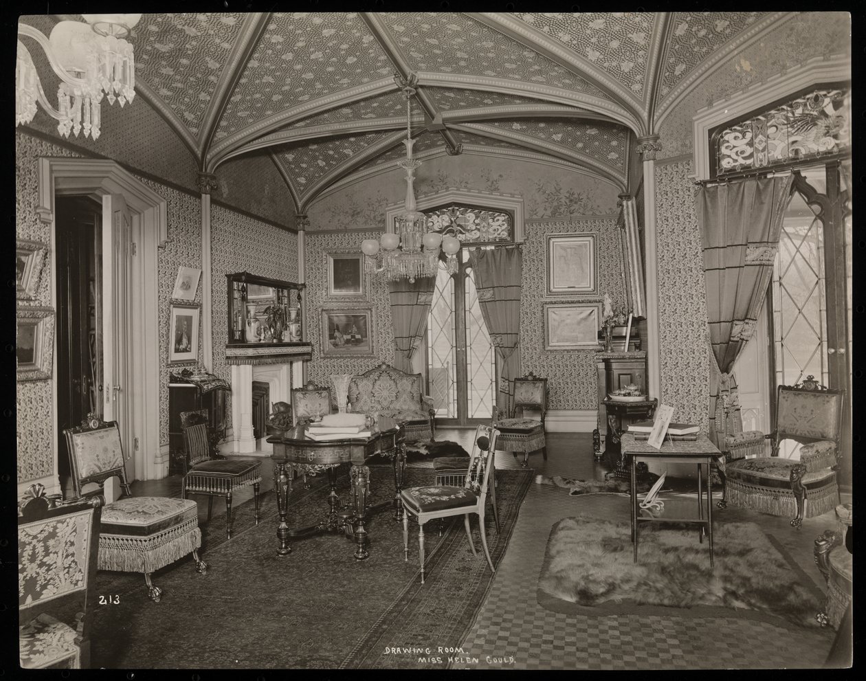 Salongen i Helen Goulds egendom (Jay Goulds hem) i Tarrytown, New York, 1893-94 (silvergelatintryck) av Byron Company