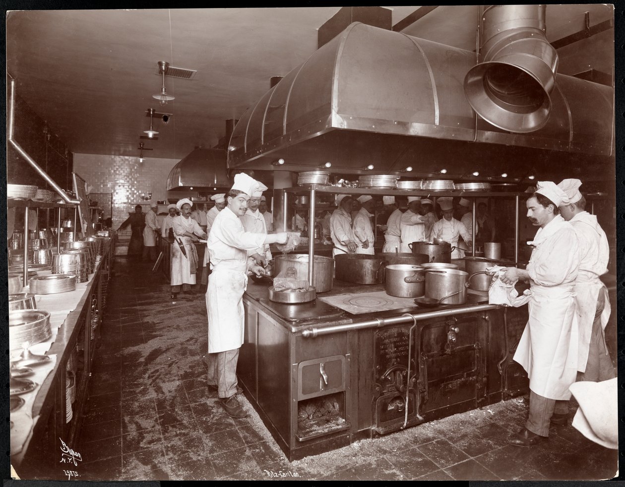 Köket på Ritz-Carlton Hotel, ca 1910-11 (silvergelatintryck) av Byron Company