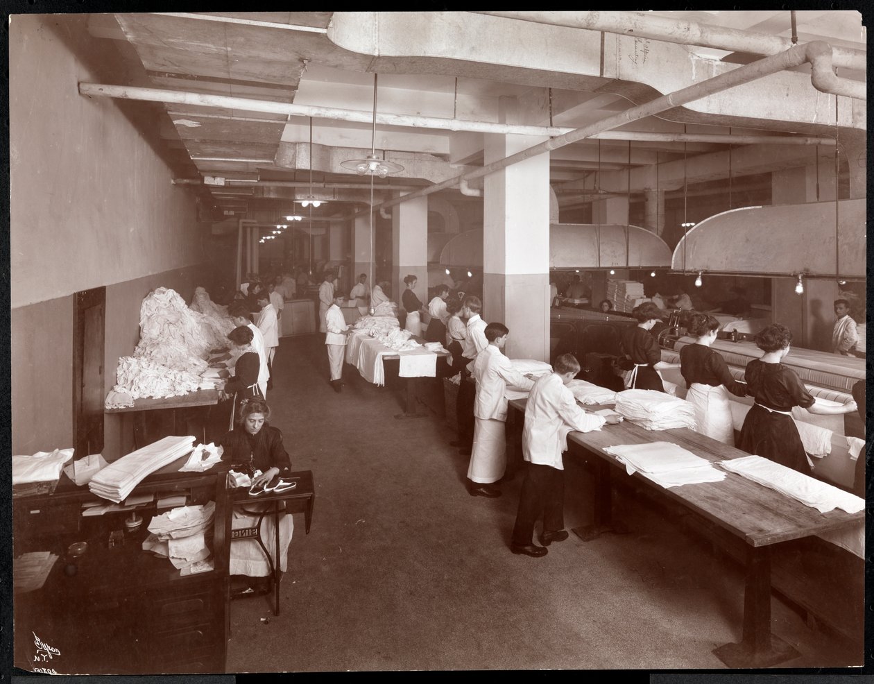 Tvättstugan på Hotel McAlpin, 1913 (silvergelatintryck) av Byron Company