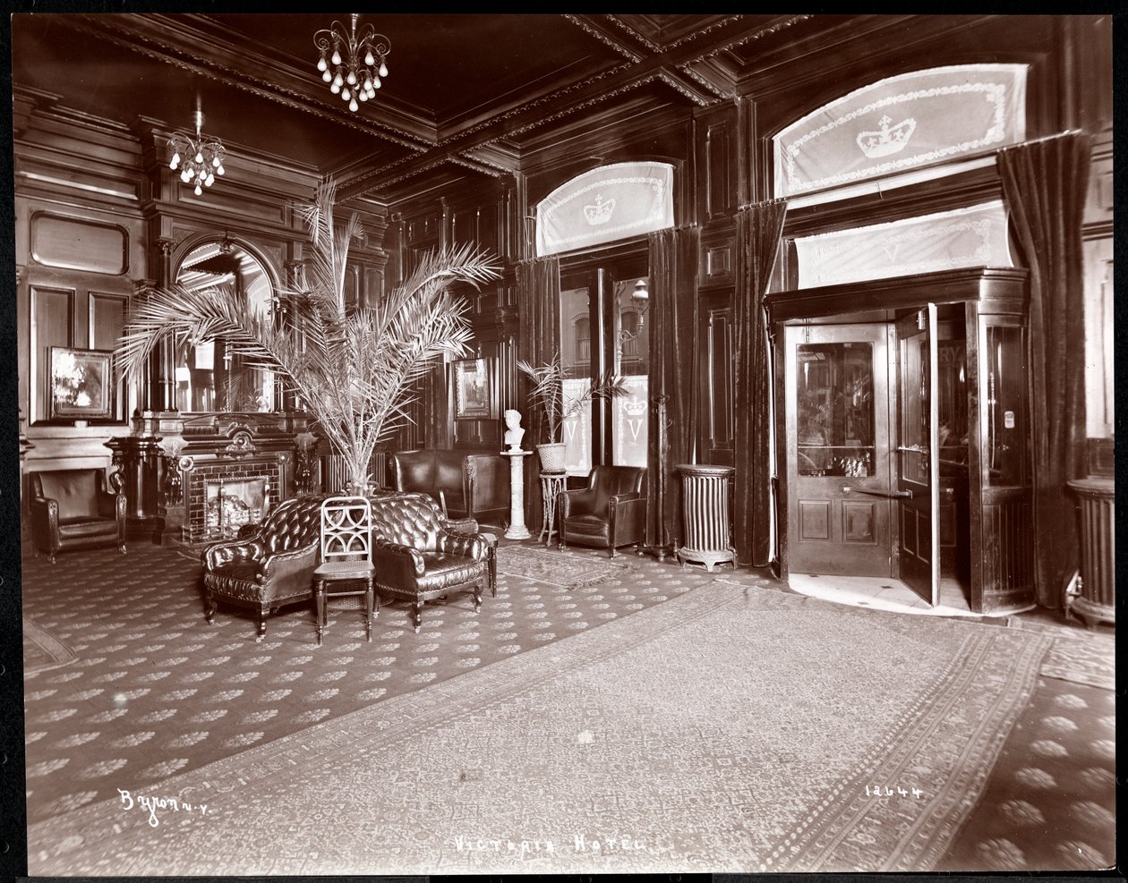 Lobbyn på Hotel Victoria, 1901 eller 1902 (silvergelatintryck) av Byron Company
