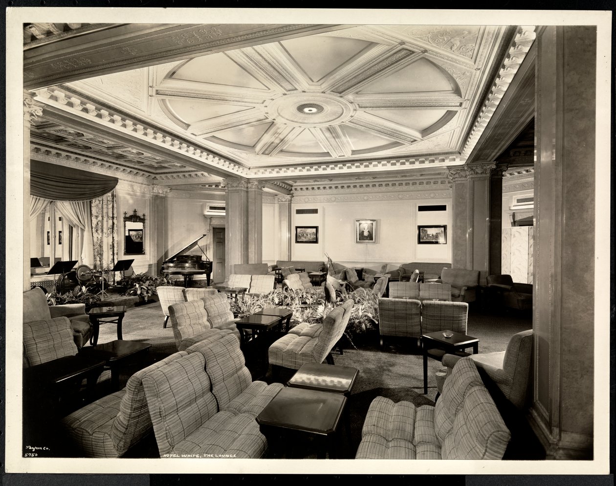 Loungen, österut mot Hotel White, 37th Street och Lexington, New York, 8 mars 1937 (silvergelatintryck) av Byron Company