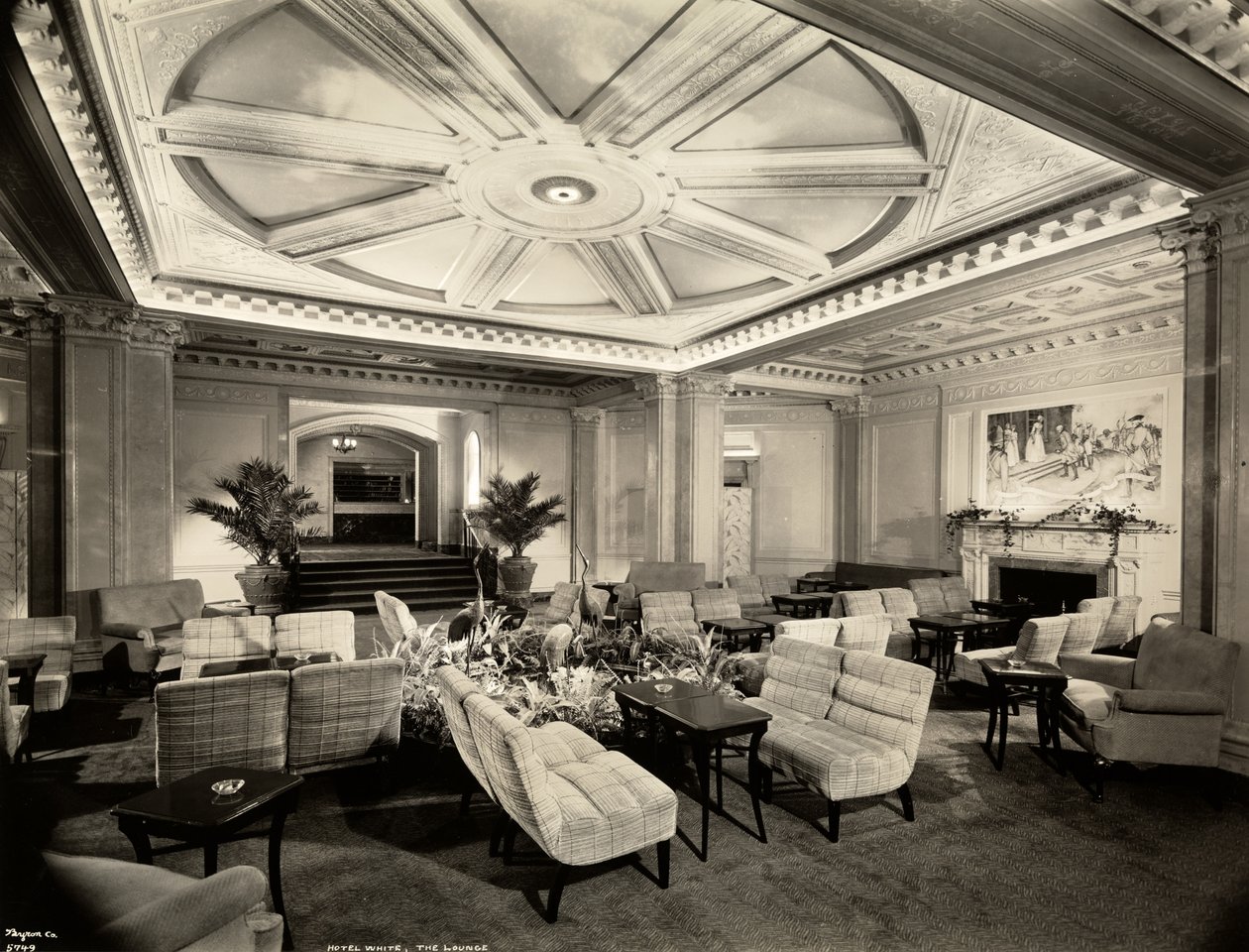 Loungen, med utsikt mot sydväst mot Hotel White, 37th Street och Lexington Avenue, New York, 1937 (silvergelatintryck) av Byron Company