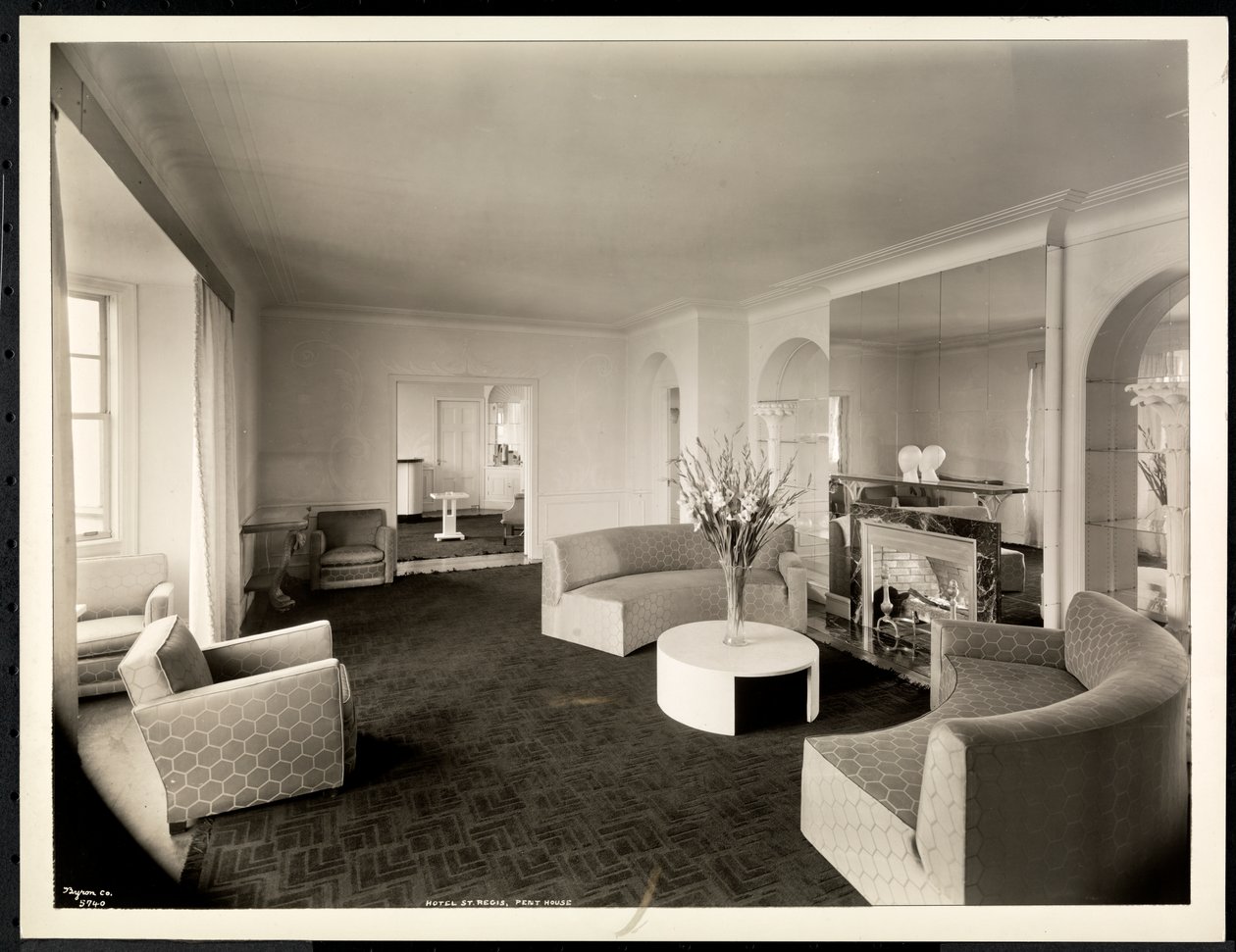 Salongen i takvåningen på Hotel St. Regis, 1937 (silvergelatintryck) av Byron Company