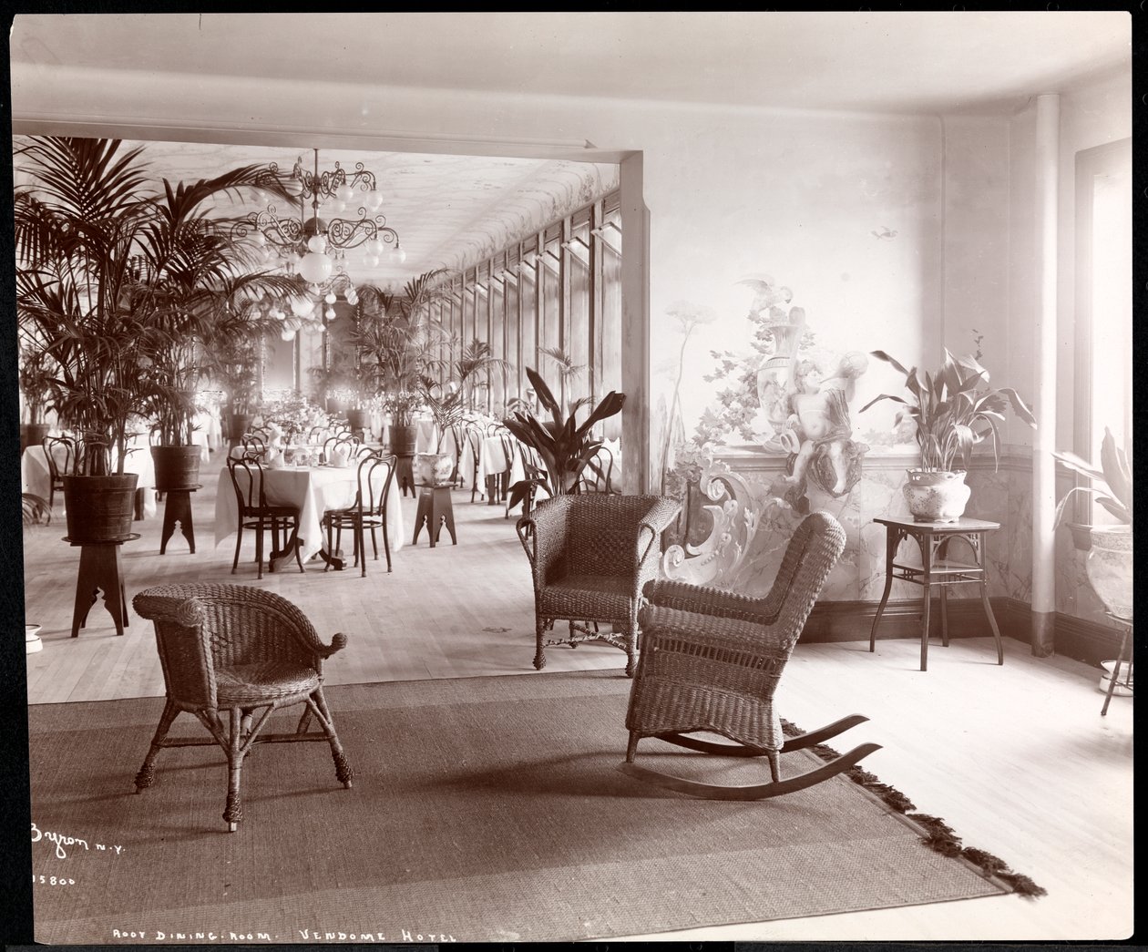 Takmatsalen på Vendome Hotel, 1903 (silvergelatintryck) av Byron Company