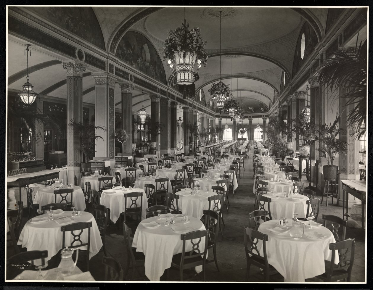Restaurangen i takterrassen på Hotel Pennsylvania, 1919 (silvergelatintryck) av Byron Company